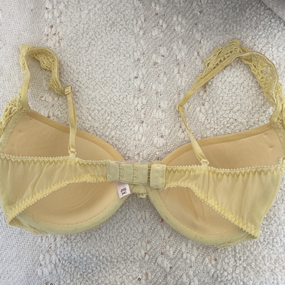 Victoria’s Secret Push Up with Lace Straps 34C - Picture 2 of 3